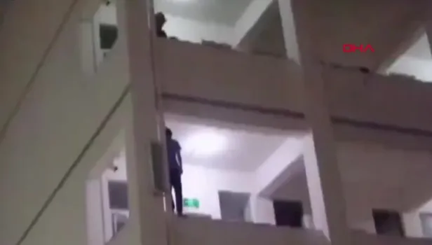 Çin’de itfaiyeci, balkondan atlamaya çalışan öğrenciyi kurtardı! O anlar böyle görüntülendi