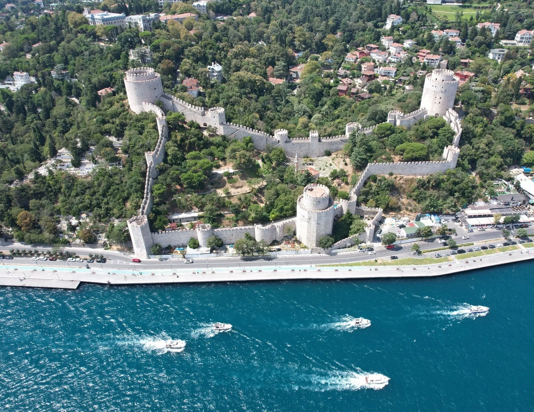 İBB’nin 6 yıldır bitmeyen Rumeli Hisarı restorasyonu esnafı vurdu... İçindeki mescide kilit vuruldu