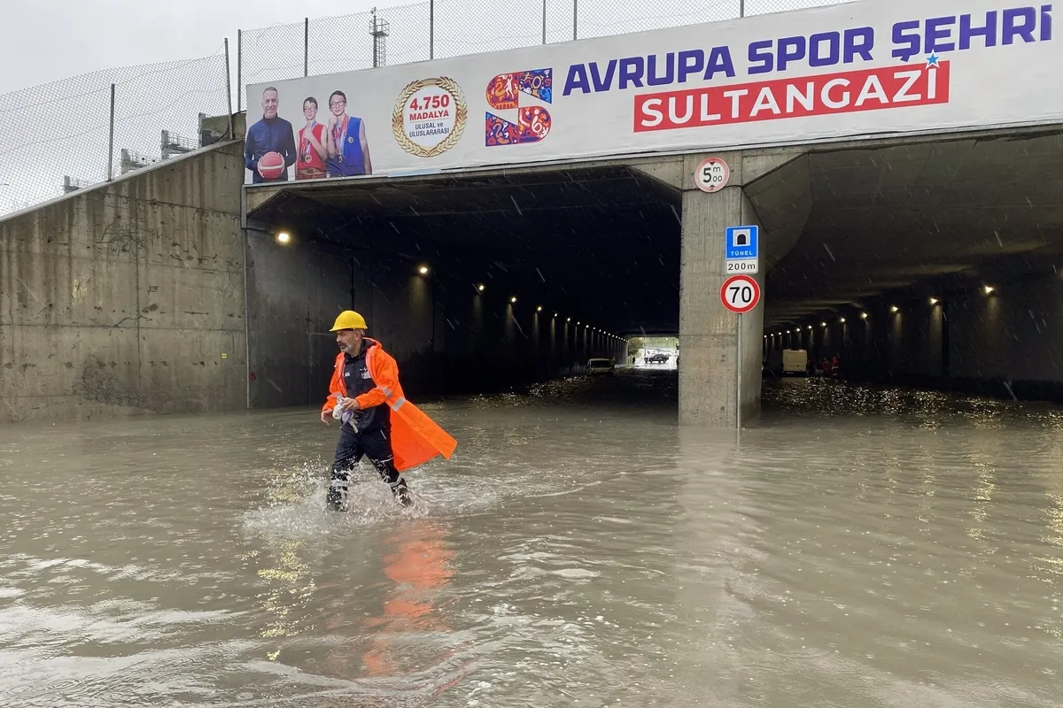 İSTANBUL'DA SAĞANAK HAYATI OLUMSUZ ETKİLEDİ-2