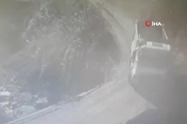 Rize'deki feci kaza kameralarda! Toprak yüklü kamyon dereye yuvarlandı