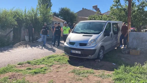 oglunun-kullandigi-minibusun-altinda-kalan-anne-oldu-1657003999385.jpg Oğlunun kullandığı minibüsün altında kalan anne öldü-3