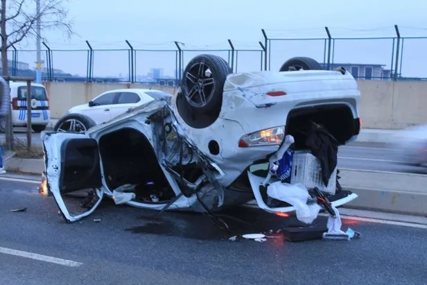 Maltepe’de korkutan kaza! Aydınlatma direğine çarpan araç takla attı: 3 yaralı-3