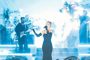 Derya Uluğ, KKTC’nin 42. kuruluş yıl dönümünde sahne aldı!