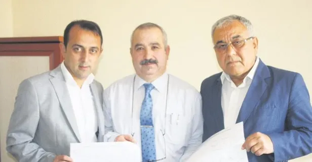 Komşu mahallerlerden muhtar seçilen baba ve oğul mazbatalarını aldı