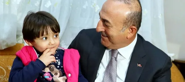 Bakan Çavuşoğlu'dan minik Özge'ye ziyaret