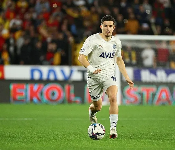 abdullah-avci-fenerbahcenin-genc-yildizi-ferdi-kadioglunu-bizzat-istedi-trabzonspor-ataga-kalkti-1638910815405.jpeg Abdullah Avcı Fenerbahçe'nin genç yıldızı Ferdi Kadıoğlu'nu bizzat istedi! Trabzonspor atağa kalktı-3