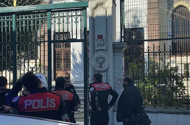 İstanbul'da ekipleri alarma geçiren olay! Ayin sırasında kiliseye atıldı ortalık karıştı! Arkasındaki gerçek herkesi şaşırttı