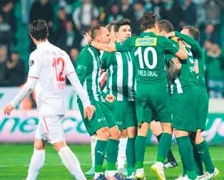 Timsah Balkes’i 4 parçaya ayırdı!