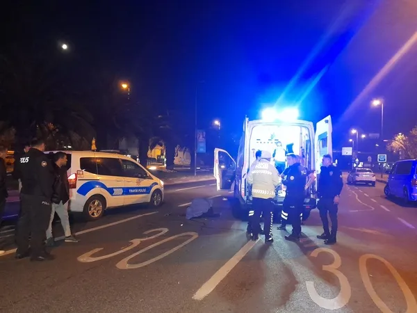 1682911101186.jpg Fatih'te otomobilin çarptığı yaya hayatını kaybetti! Sürücü durmadan kaçtı-2