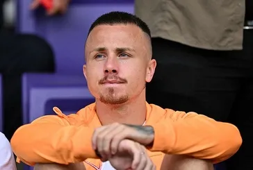 Gerekirse tribünde oturur!