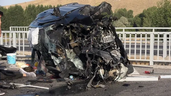 bariyere-carpan-otomobil-hurdaya-dondu-3-olu-1-yarali-1662099215600.jpg Bariyere çarpan otomobil hurdaya döndü: 3 ölü, 1 yaralı-3