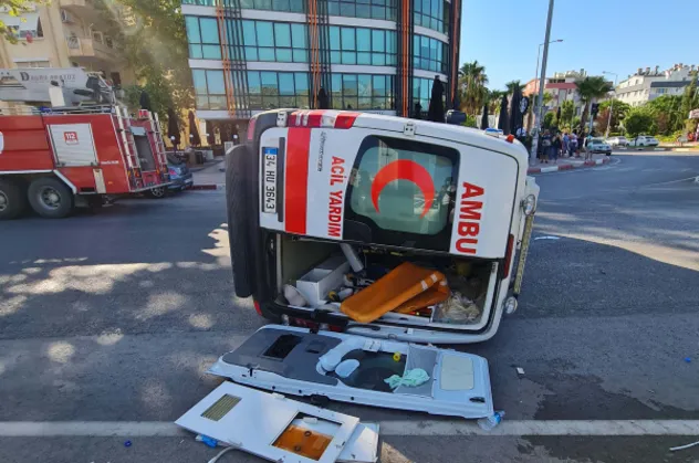 Antalya'da ambulans ile otomobil çarpıştı: 6 yaralı