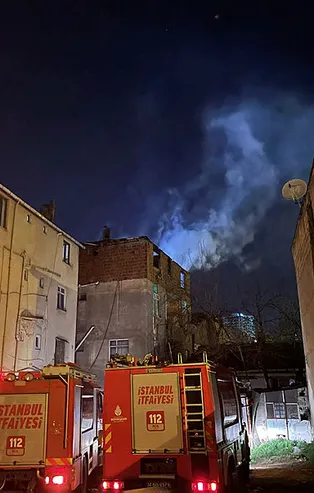 İstanbul Kartal'da alevler geceyi aydınlattı! 3 katlı binanın çatısında yangın