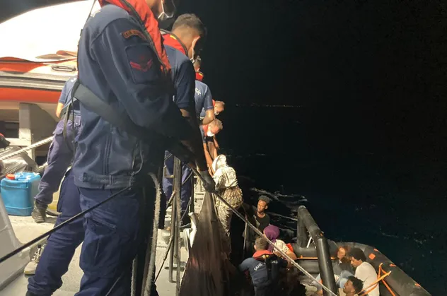 Yunanistan unsurlarınca geri itilen 9 göçmen kurtarıldı