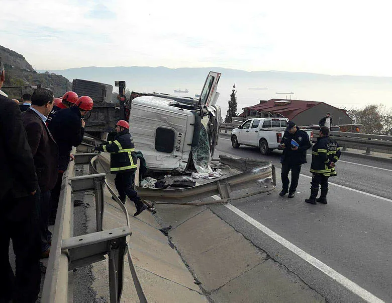TIR refüje devrildi, D-100 ulaşıma kapandı
