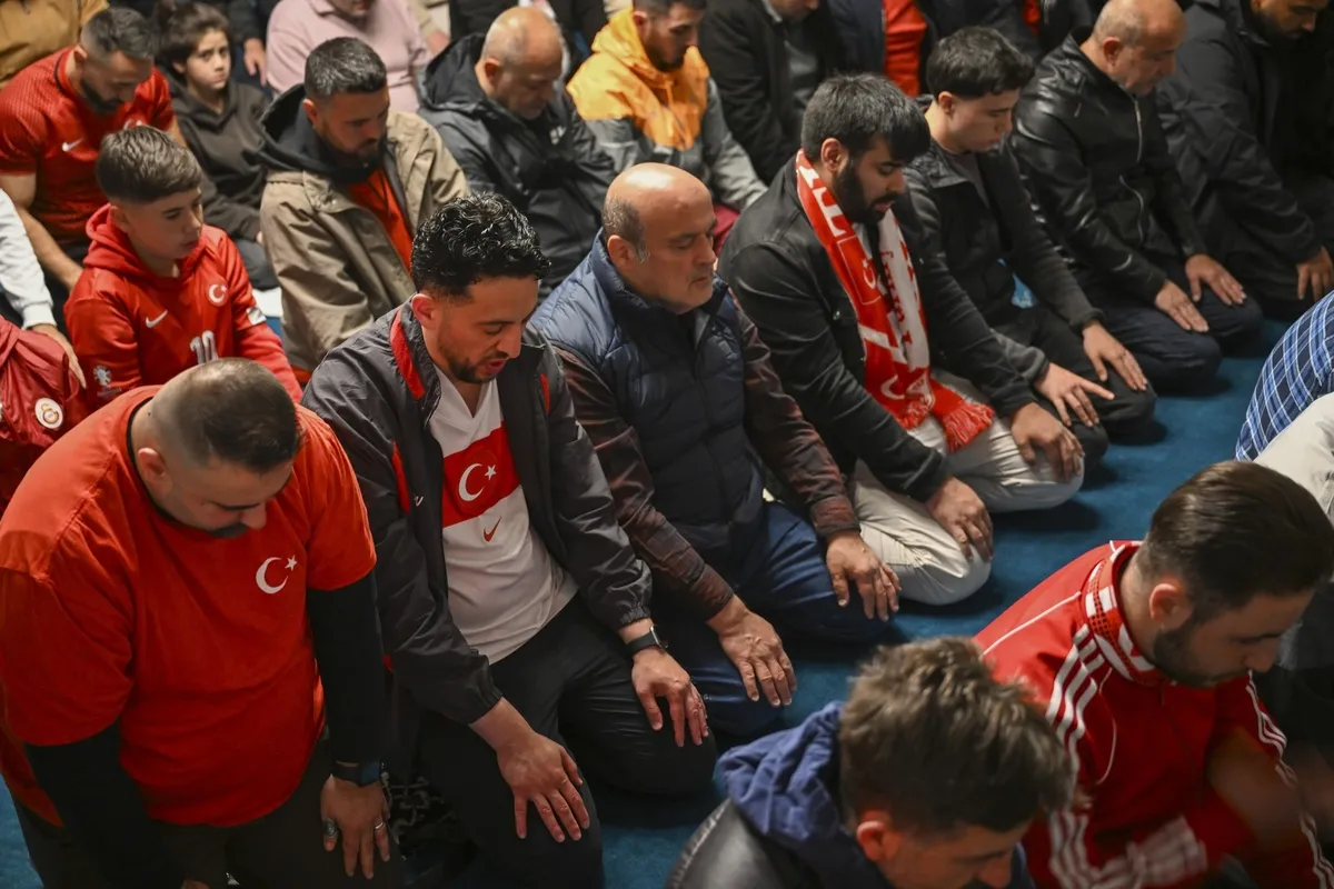 Ay-yıldız kıyam! Önce namaza sonra meydanlara: A Milli Takım'a tekbirlerle destek-4
