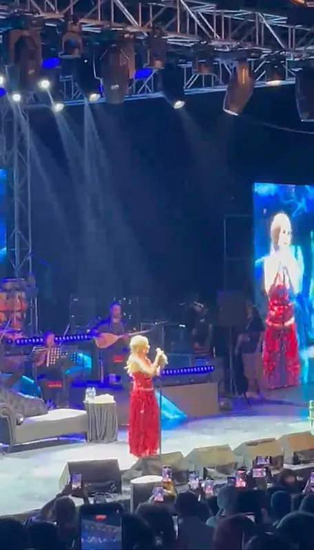 yildiz-tilbe-bursa-konserinde-60-yasini-kutladi-1784365000247.jpeg 60 yaşına basan Yıldız Tilbe'den sahnede beklenmedik çıkış: "Doğum günü kutlamak çok saçma geliyor”-5