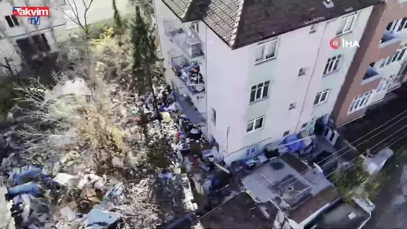 Böyle çöp ev görülmedi: 10 kamyon çöp çıkarttılar