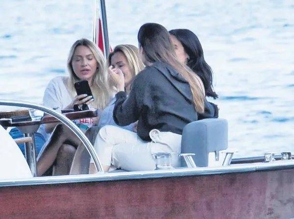hadise-ile-selin-demiratar-bogaz-turu-yapti-1598046213362.jpeg Hadise ile Selin Demiratar Boğaz turu yaptı-2