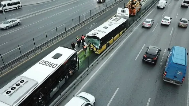 beylikduzunde-metrobus-kazasi-kafa-kafaya-carpistilar-o-anlar-kamerada-1651255582932.jpeg Beylikdüzü'nde metrobüs kazası: Sürücüsüz hareket etti!... O anlar kamerada-2