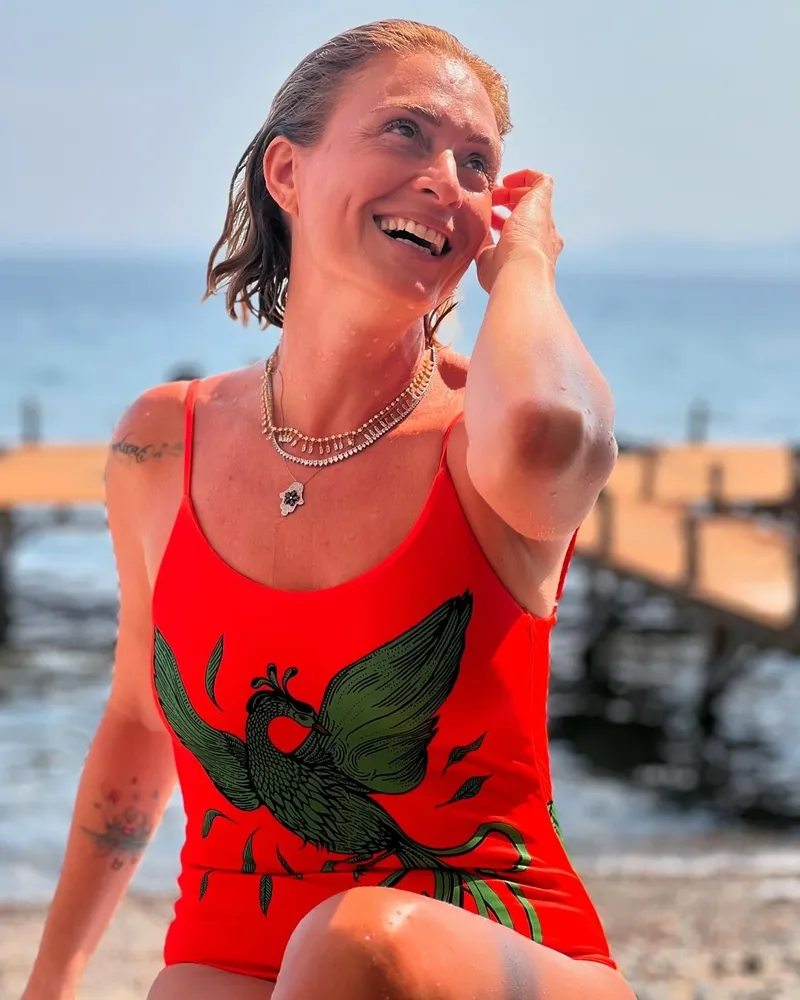 2-cocuk-annesi-ceyda-duvenciden-yaz-pozlari-turuncu-mayosuyla-pes-pese-en-dogal-halini-paylasti-1722001610983.jpg 2 çocuk annesi Ceyda Düvenci’den yaz pozları! Turuncu mayosuyla peş peşe en doğal halini paylaştı!-5