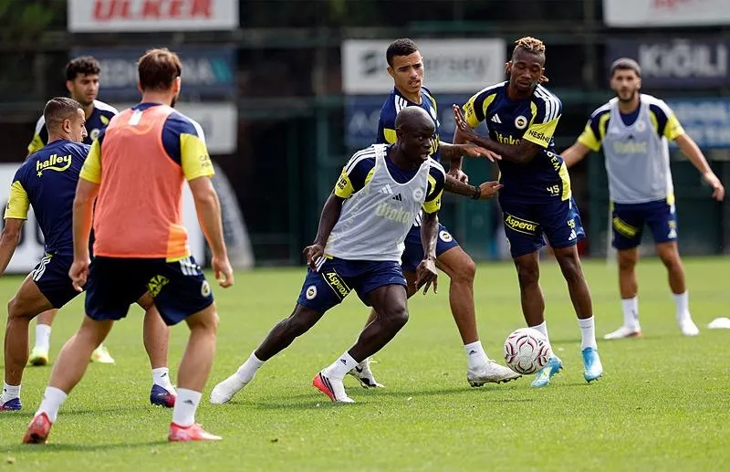 fenerbahce-eyupspor-karsisinda-cikis-ariyor-1789890349170.jpeg İsmail Kartal'dan orta saha sürprizi! Eyüp maçında yıldız isim kulübede olacak-6