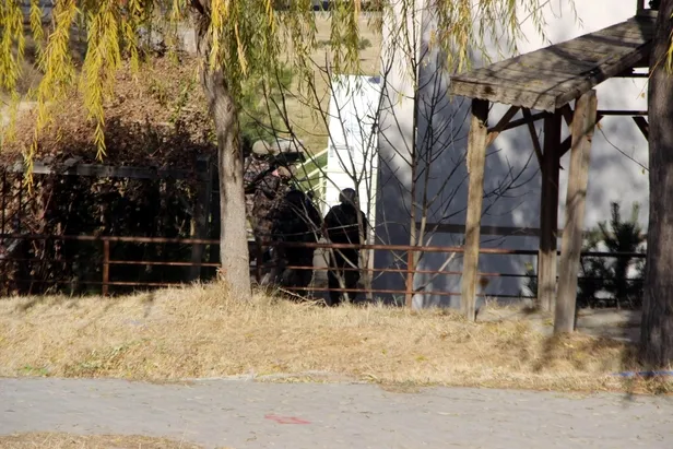 Kayseri'de ortalık karıştı: Komşulara tüfek gösterip kız arkadaşının evine girdi! PÖH devrede...-6