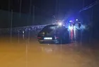 Sağanak yağış İstanbul'u esir aldı! Suda mahsur kalan 2 kişi son anda kurtarıldı