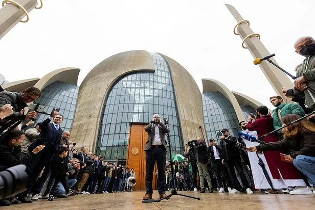 almanyada-ezan-ilk-kez-hoparlorden-okundu-rahatsiz-olan-lgbtliler-eylem-yapti-1665785945644.jpeg Almanya’da ezan ilk kez hoparlörden okundu! Rahatsız olan LGBT’liler eylem yaptı-2