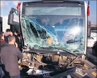 Metrobüs yolunda kaza: 3 yaralı
