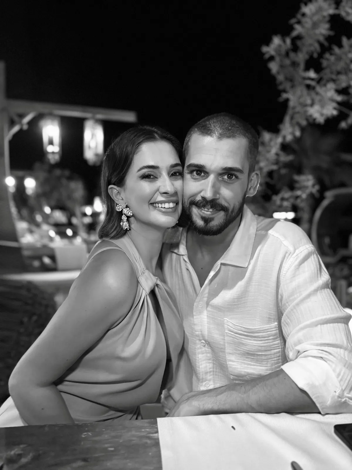 1783246699121.jpg Buse Terim aşkını evinin başköşesine taşıdı! Çerçeveli fotoğrafa romantik not-5