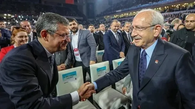 CHP Genel Merkezi’nden İmamoğlu’na pankartlı gönderme: “Siyaset zenginleşme aracı değildir”-6