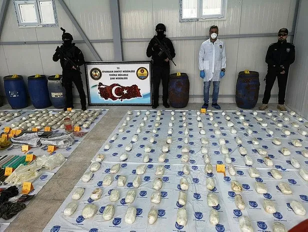 Diyarbakır'da PKK'ya eşzamanlı operasyon! Yüklü miktarda silah ve mühimmat ele geçirildi-4