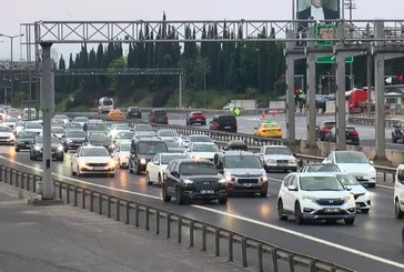 Bayram tatili yoğunluğu köprü ve otoyollara yansıdı: Trafik durma noktasına geldi