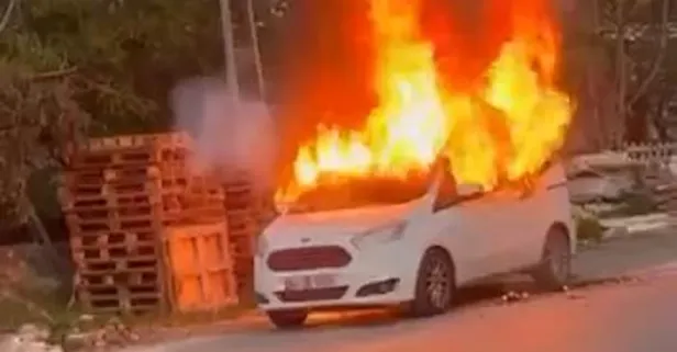 Ataşehir'de hafif ticari araç alev aldı: Kullanılamaz hale geldi