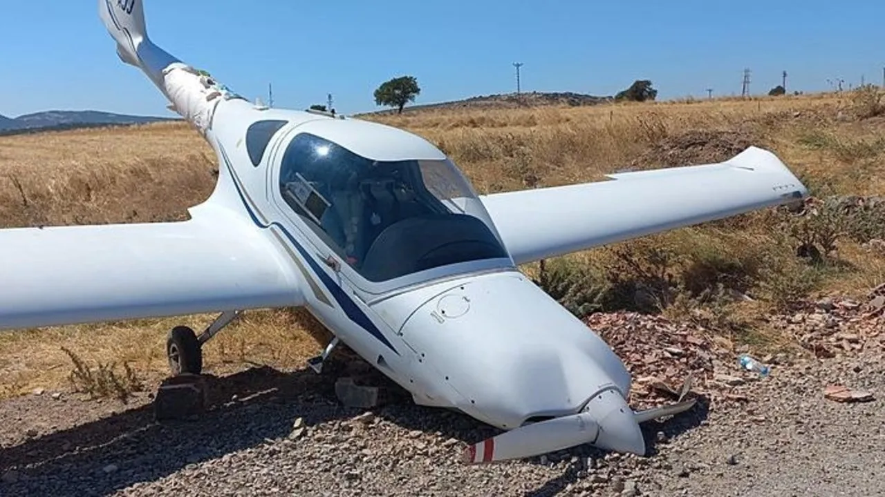 Çanakkale’de eğitim uçağı tarlaya acil iniş yaptı! Can kaybı var mı? Vali açıkladı