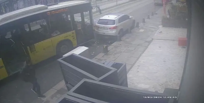 Sancaktepe'de otomobilin İETT otobüsüne çarptığı kazada 2 kişi yaralandı-3