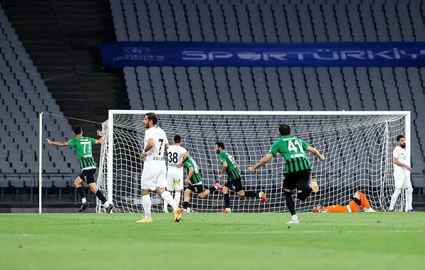 Son dakika: Kocaelispor, Sakaryaspor'u 4-0 yenerek TFF 1. Lig'e yükseldi-8
