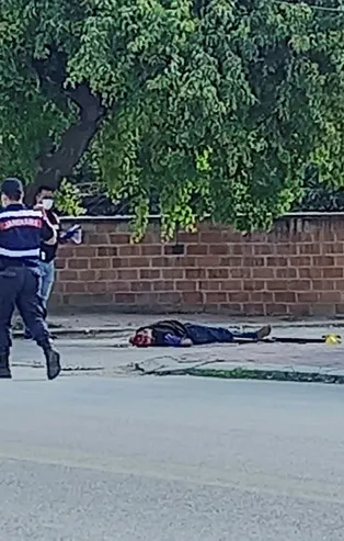 Denizli'de husumetlisini sokak ortasında tüfekle öldürdükten sonra kendi canına kıydı