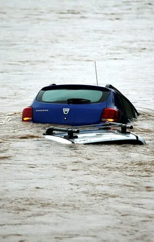 Son dakika: Çanakkale'de sel: Kocabaş Çayı taştı araçlar su altında kaldı