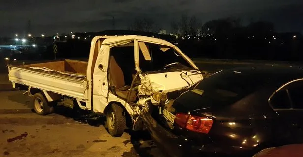 Bayrampaşa’da kontrolden çıkan bir kamyonet park halindeki 7 otomobile çarptı!