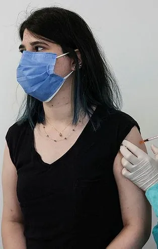 Milli Eğitim Bakanı Ziya Selçuk'un "randevular açıldı" açıklamasının ardından öğretmenler yaş sınırı olmaksızın aşılanıyor