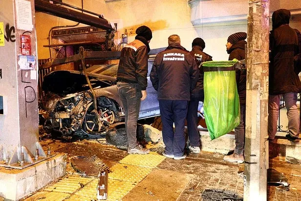 Ankara'da kaza yapan otomobil bina boşluğunda asılı kaldı-2