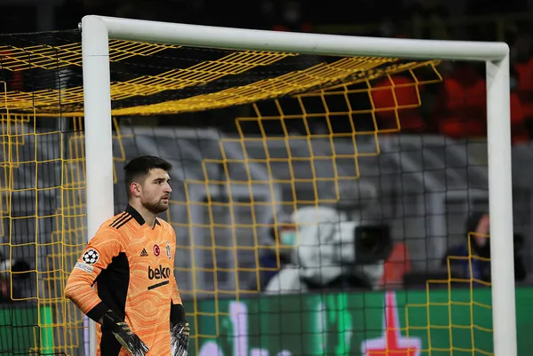 avrupanin-gozu-besiktasin-yildiz-kalecisi-ersin-destanoglunda-1640423418392.jpg Avrupa'nın gözü Beşiktaş’ın yıldız kalecisi Ersin Destanoğlu'nda!-3