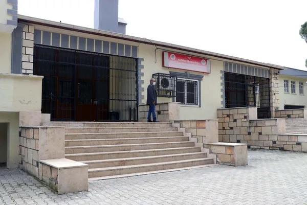 el-frenini-cekmeyi-unuttu-traktorun-altinda-kalip-hayatini-kaybetti-1614693015947.jpg El frenini çekmeyi unuttu! Traktörün altında kalıp hayatını kaybetti-4