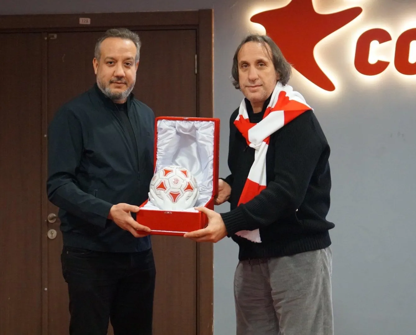 Murat Özkaya’ya anlamlı hediye