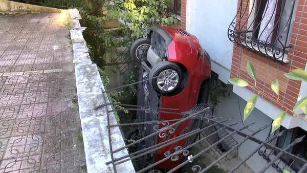 besiktasta-klasik-bir-kaza-surucu-fren-yerine-gaza-basti-otomobil-binanin-bahcesine-dustu-1634800012149.jpg