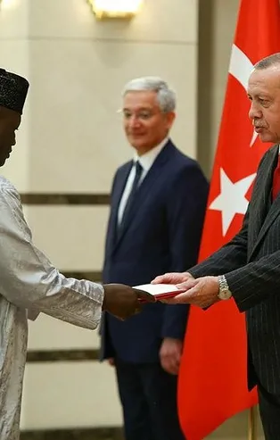 Gambiya Büyükelçisi Kinteh, Erdoğan'a güven mektubu sundu