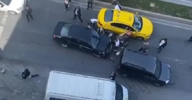 Sultangazi’de ilginç olay! Motosiklete çarpan otomobil sürücüsü arakadaşlarıyla olay yerinden koşarak kaçtı