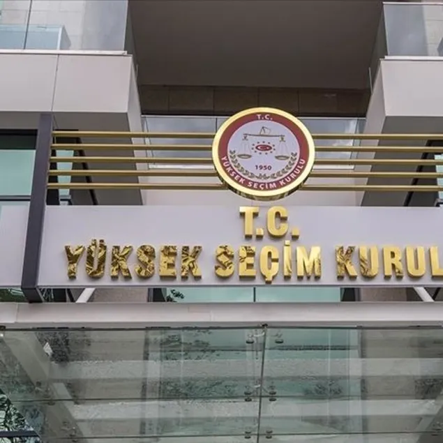 Kuraya katılan bir parti çekildi!